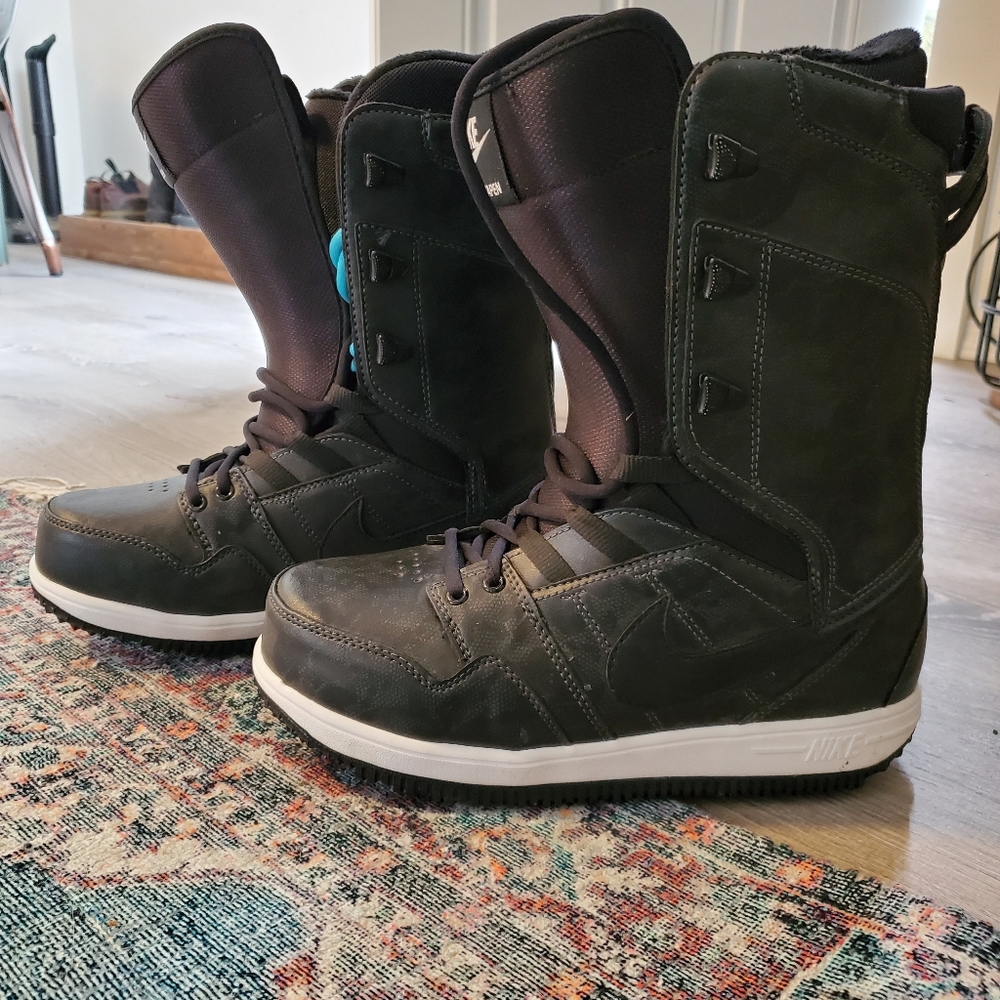 Snowboard boots